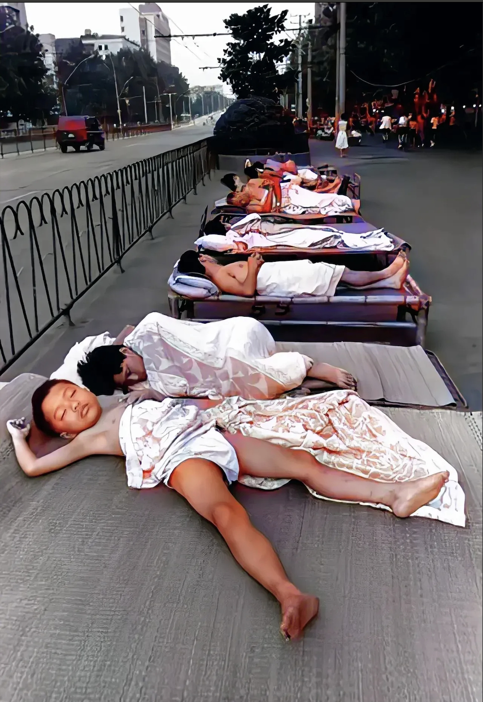 没有空调的年代，一到夏天每当夜幕低垂，街头便成了我们纳凉的天然乐园。那时的我们，