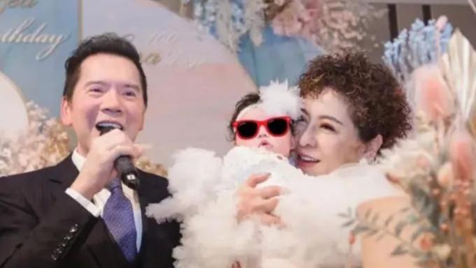 75岁向华强被孙女亲脸好开心！小奶黄独舞送奶奶，三代同堂颜值高