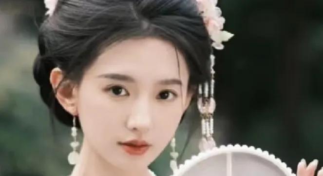 于正回应张婉莹S级评价争议
2025年2月21日，于正新签约艺人张婉莹在《演员请