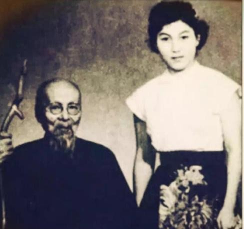 齐白石这位杰出的艺术家，一生中不仅以其充满生命力的国画作品征服了世人，其个人的情