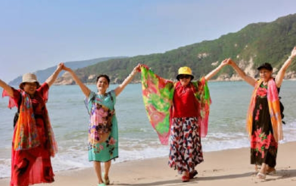 老人要参加老年旅行团，40元四天三晚游桂林，儿子咋劝都不听，还跟警察说我儿子不正