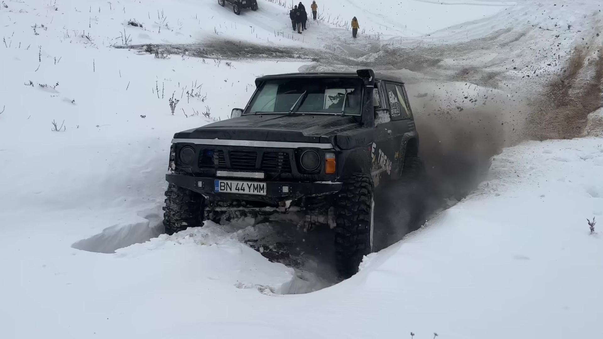 雪地里玩越野比爬坡更刺激，一起来看看吧