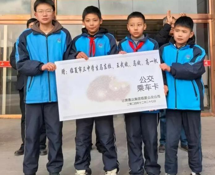 [浮云]“这4个孩子你们火了！”甘肃，公交车行驶途中突然晃动，司机居然陷入昏迷！