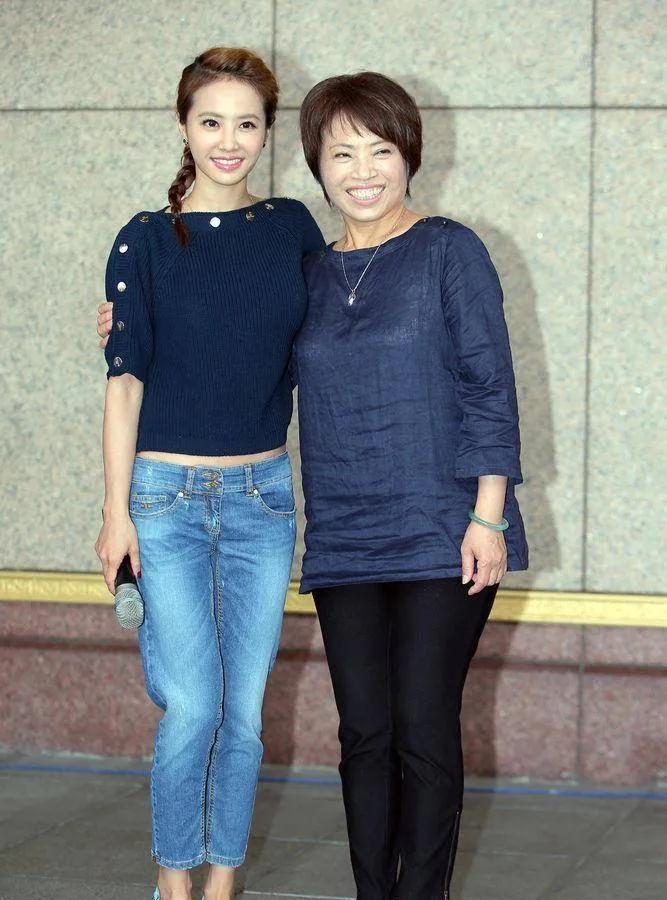 蔡依林妈妈颜值一般，父亲是帅哥，60岁还生下了儿子!
        天后蔡依林