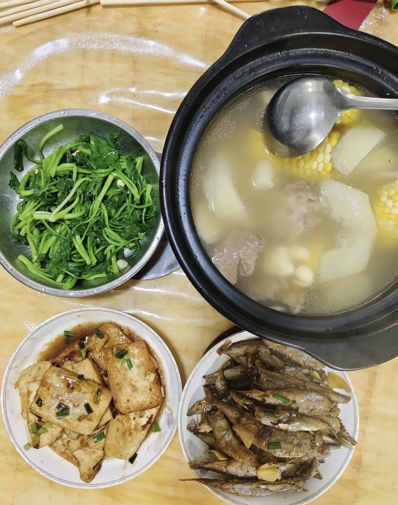 #今日晚餐长这样#
普通人生活就是柴米油盐！
一家四口晚餐，充满烟火气的家常菜。