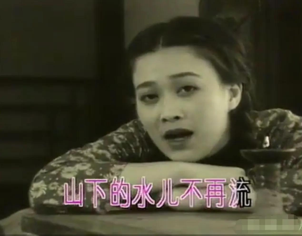 一天，孙悦在文工团宿舍里擦地，不巧墙上的镜子掉下来，正好砸中眉心流了血。到了医院