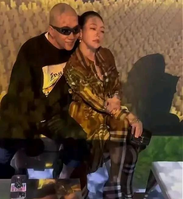 有姐妹的不知道看到这样的照片做何感想？
是姐姐太宽容大度，还是妹妹没有分寸，没有