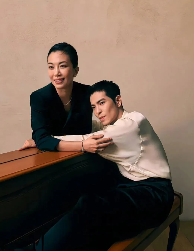 萧敬腾的老婆林有慧已经51岁了，虽然比他大14岁但她长相年轻有气质，毫无年龄差太