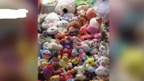 爷爷进城看孙女背一袋子布娃娃：为什么隔辈亲更亲呢？