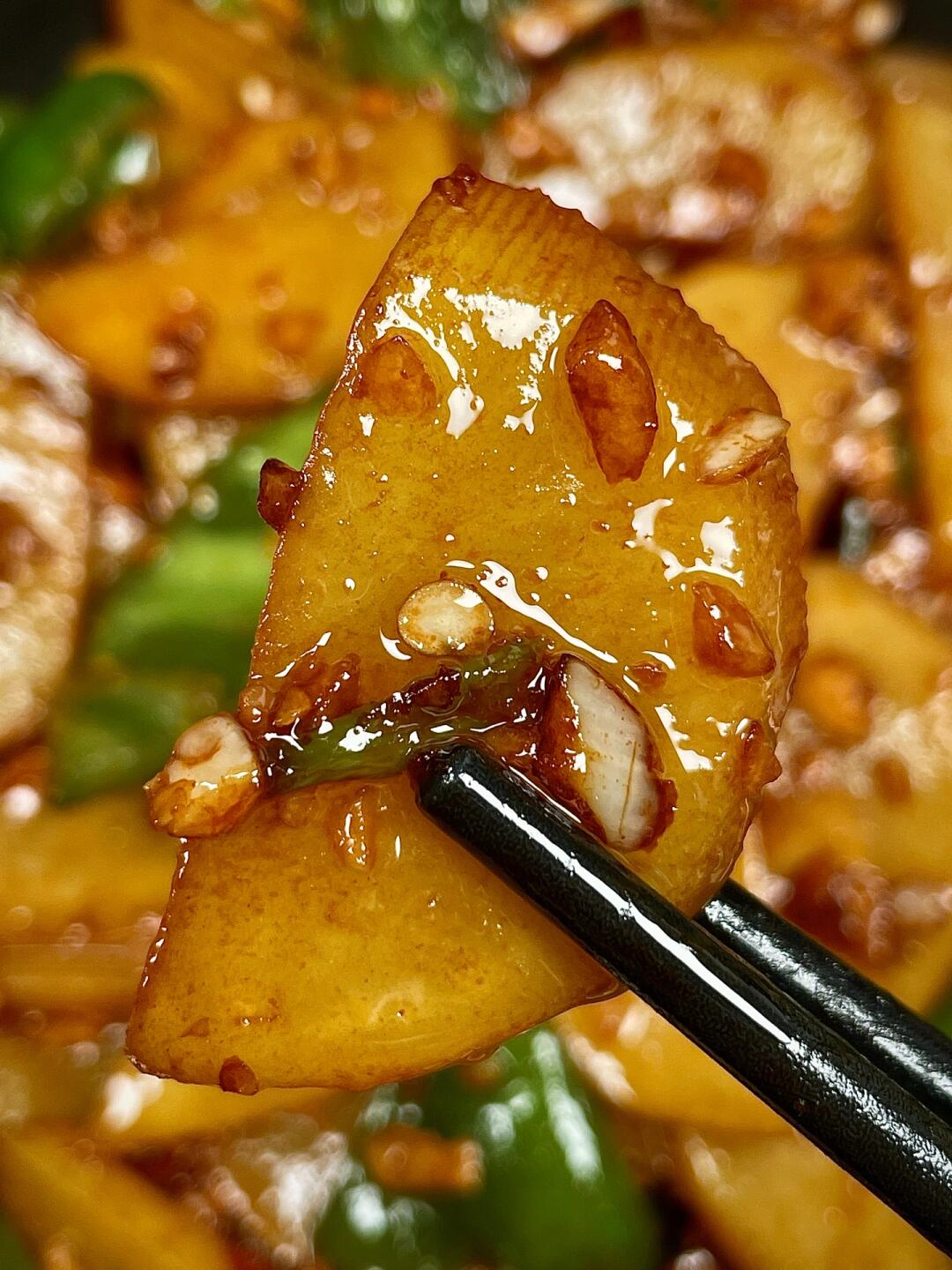 比肉都香的青椒土豆片真的香迷糊了！
鲜香味美，焦香入味，一出锅就炫，搭配米饭嘎嘎