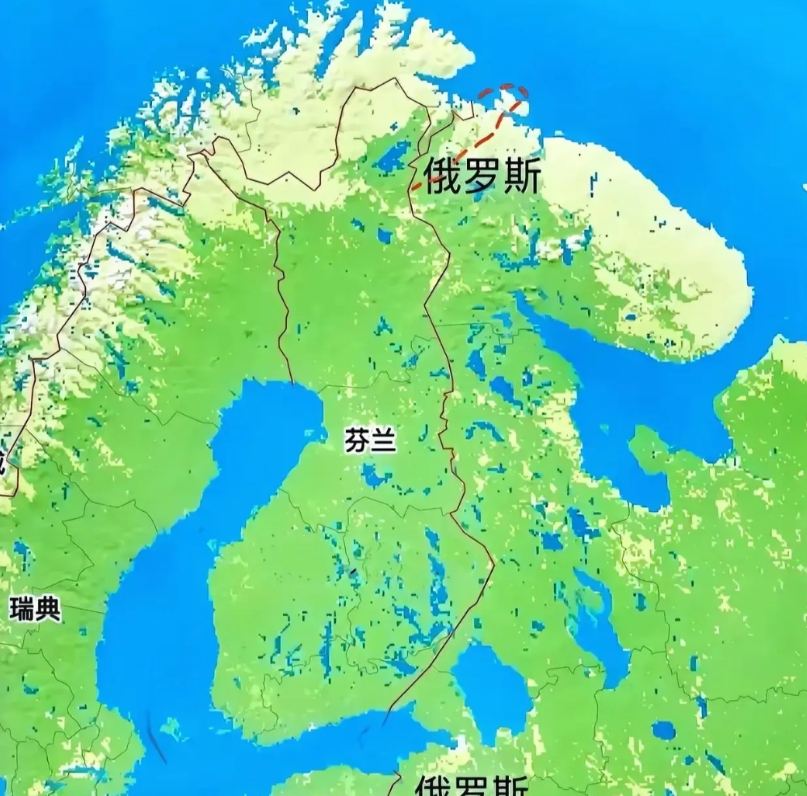 芬兰也挺悲催的，北边本来有一点海岸连接北冰洋，贝柴摩地区，可不幸1940年这块地