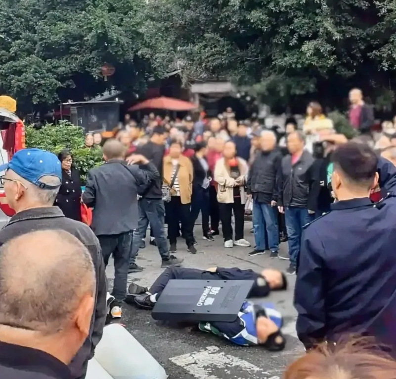 成都同一天发生的这两件震惊的事情是多么的不值当！

1.先说第一件，有个抑郁症的