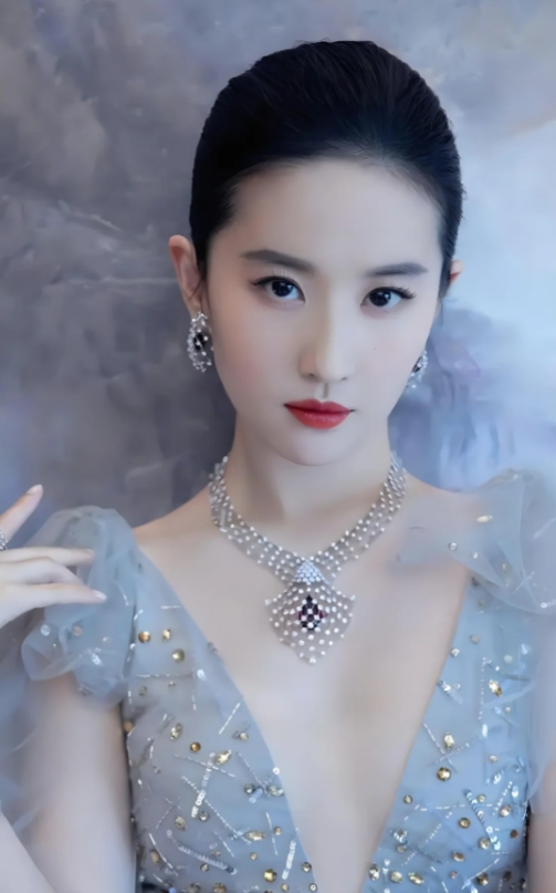 刘亦菲：爱心满溢，与小动物共绘生命画卷