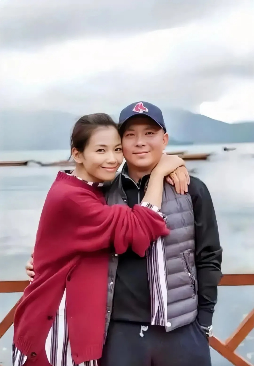 一次，王珂在生日聚会上喝高了，突然指着刘涛说：“3年前我欠债4个亿，以为这辈子完