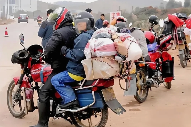 不出意料，还是有很多人愿意骑摩托车回家过年。
我看评论区有些人说，是因为这些人很