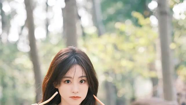 祝绪丹的森林时尚大片：白色穿搭演绎清新仙女风