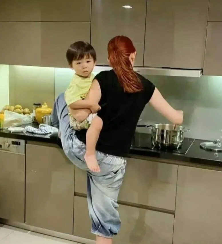 蔡少芬的丈夫张晋定是分享了独家绝技，让蔡少芬既能熟练地抱孩子又能兼顾烹饪，这一身