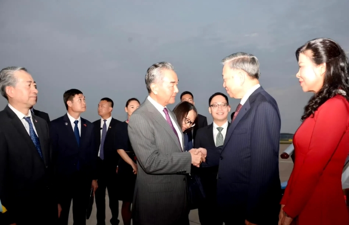 越南国家主席苏林抵达北京，获罕见高规格接待，王毅外长亲自接机，创近年来最高规格！