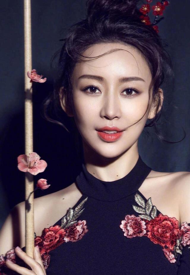 她身家8亿，仍孤身一人，原因竟是父亲