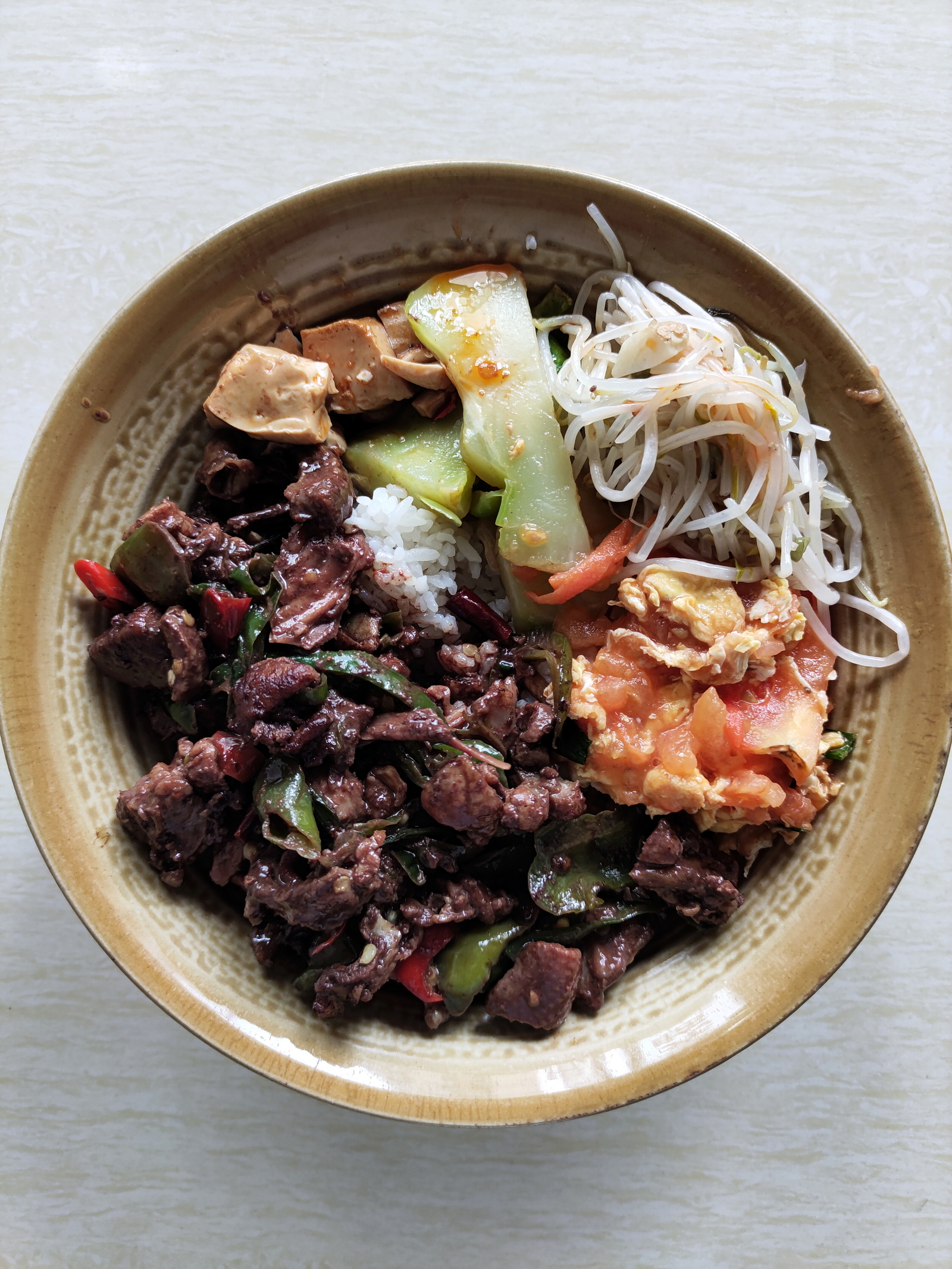 午餐，13的自选任吃大碗饭，今天终于等来我最喜欢的血酱鸭，快餐店老板炒的血浆鸭很