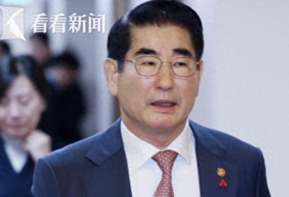 韩国国防部长递交辞呈，原因无非三点：

一、政治牺牲品：尹锡悦总统的紧急戒严令风