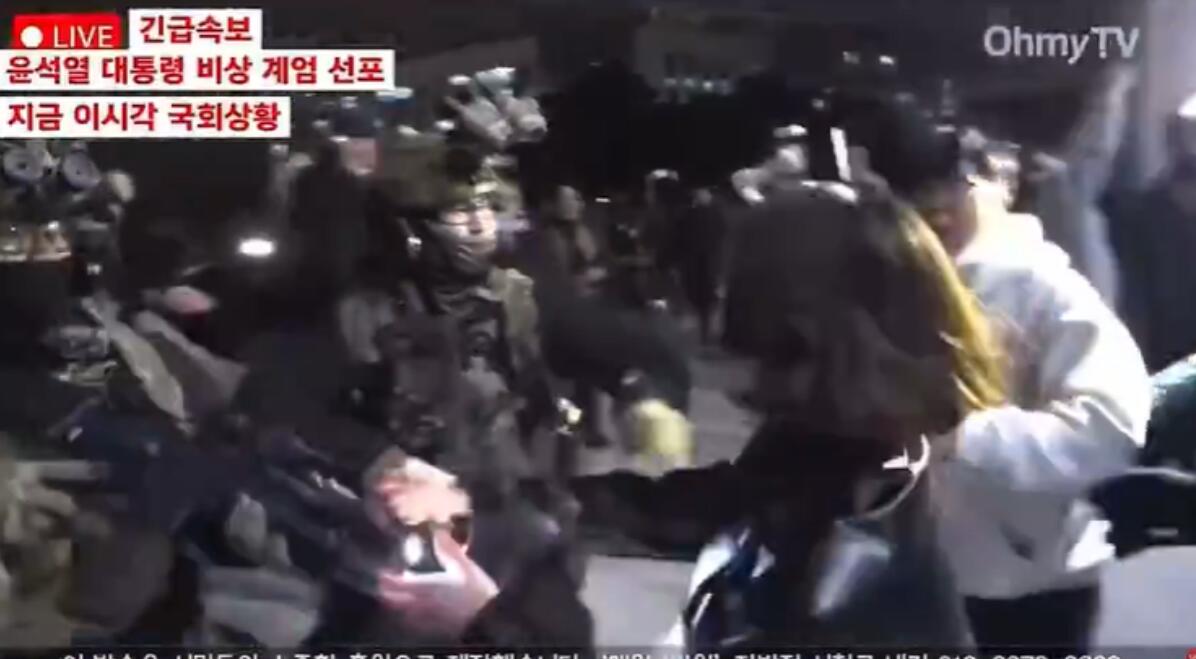 戒严之乱！韩前美女主播“出手抢枪”爆冲突，火爆对峙画面外传