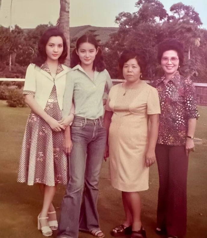 1973年，林青霞母女俩和朋友的珍贵合影。镜头下，19岁的林青霞身材高挑，容颜靓