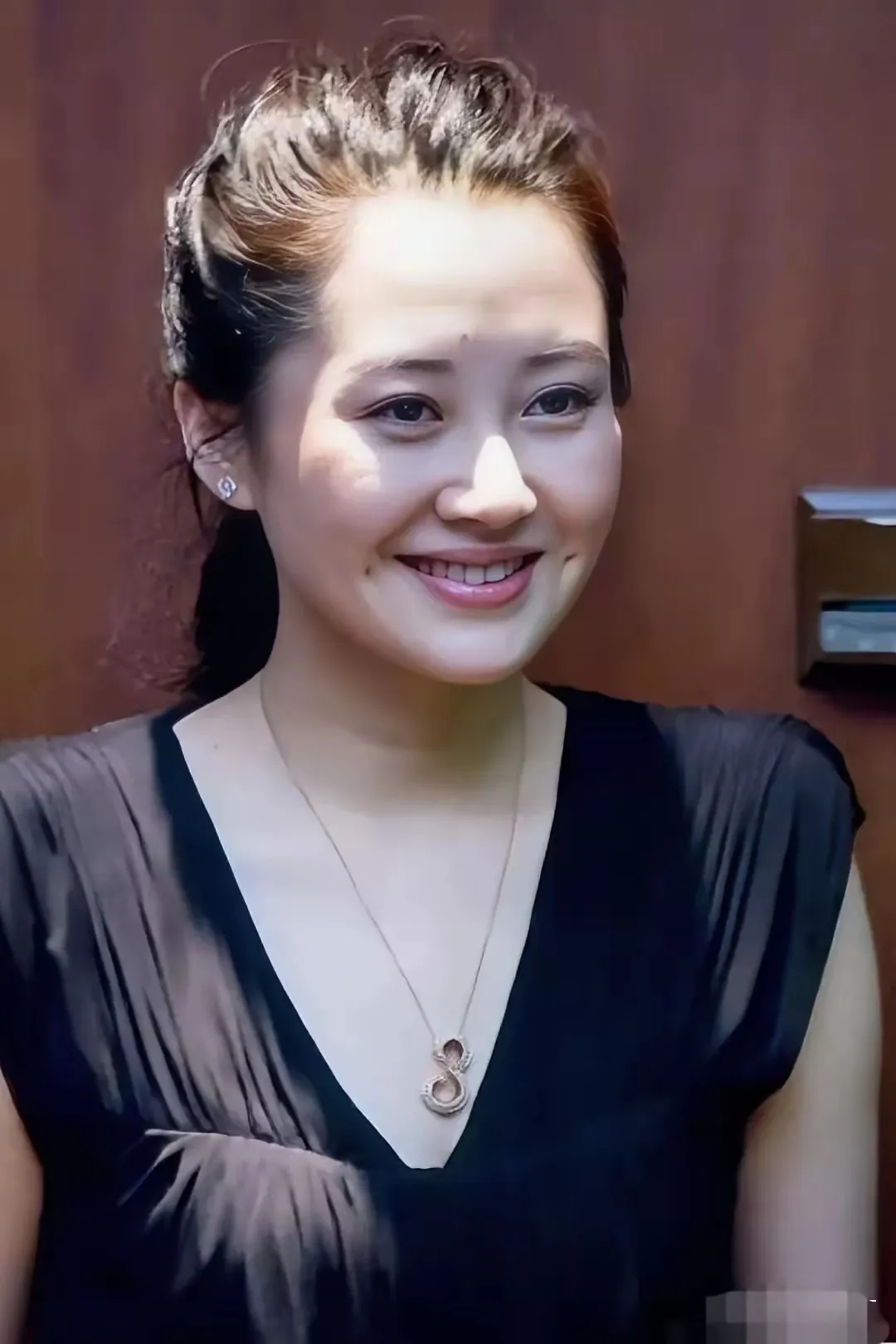 搞不懂，她肤白貌美，温柔漂亮，气质优雅，大方知性，尤其笑起来两个小酒窝，格外好看