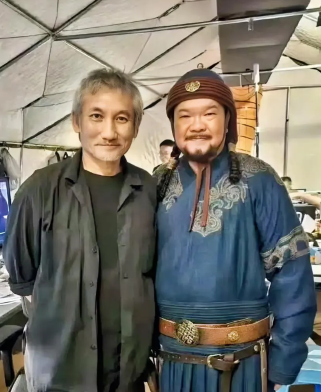 金庸二儿子客串徐克的《射雕》，穿上戏服还挺像古代蒙古人
