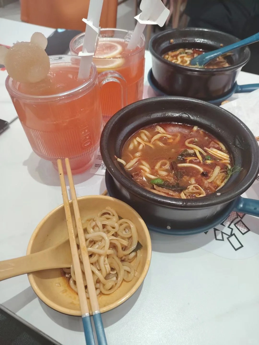 免费加面，加第六碗不让加了，哈哈哈哈哈
老板说免费加面，可能是我太能吃了吧，把老