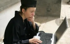 师傅命我下山捉鬼渡红尘劫，可21世纪哪还有阿飘呐？无奈之下，我只好开了个抓鬼直播间...