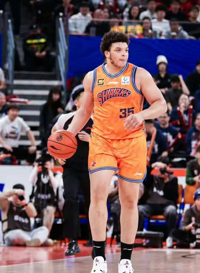 洛夫顿闪耀CBA，胖身材大能量，球迷寄语：新马布里诞生