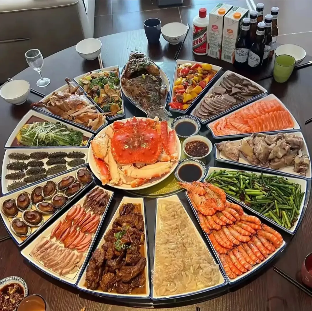 这一桌下来，没个两三千估计拿不下来。
