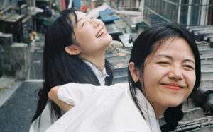 爸死后，我被亲妈赶出家门，临死前她哭着求我原谅，可直到葬礼那天，我也没有回去