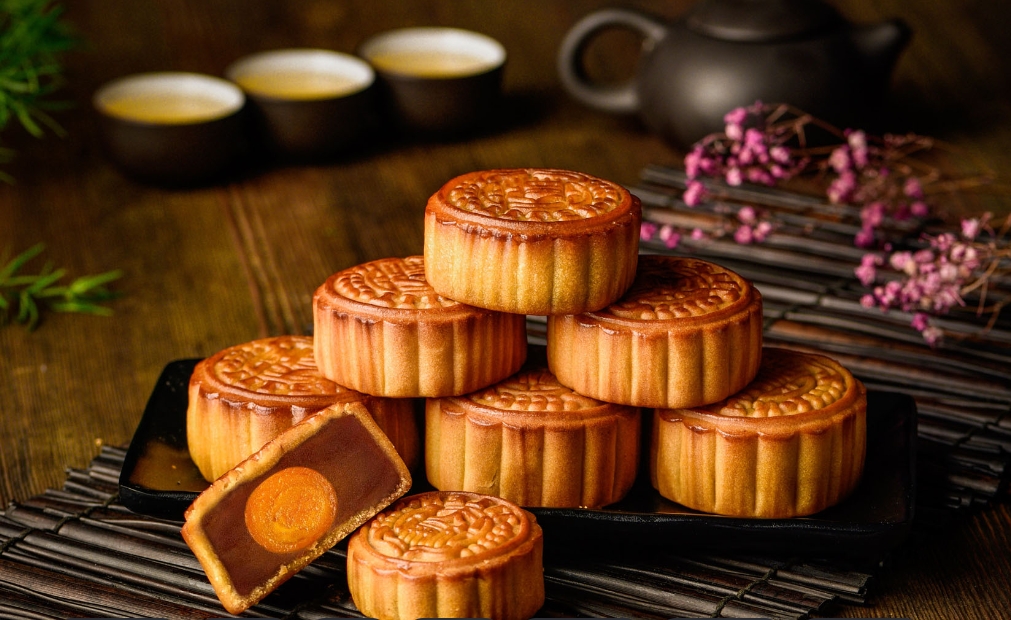 我觉得中秋送礼，月饼为上，再送国台好酒，其他的可以随心意就行了。十五晚上一家人围