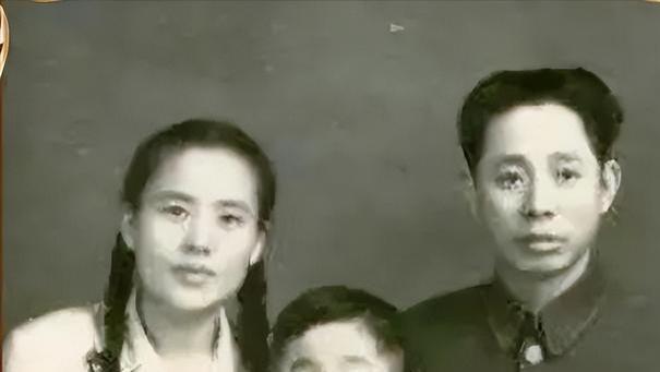 1971年，18岁战士训练时突然被首长叫去告知：你父亲是志愿军军长