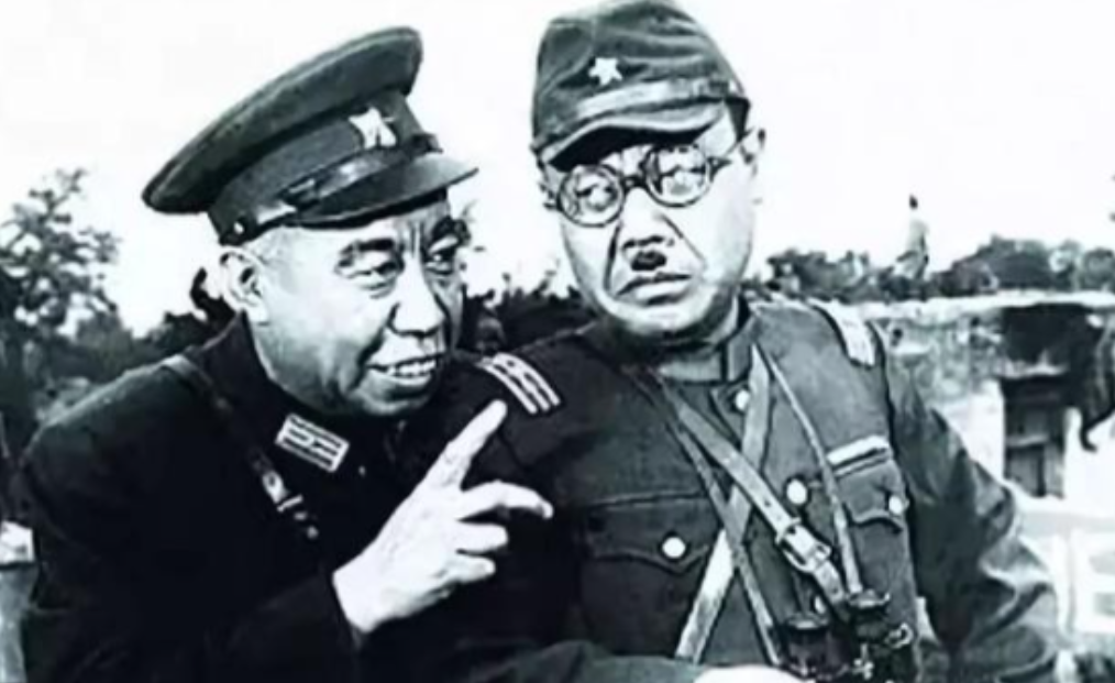 八嘎，上当了！1939年，日军少佐带队扫荡，路上遇到一群“良民”给他们端茶切瓜，