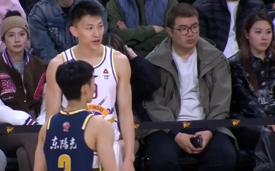 广东99:98北控，不得不说:
1，广东队找不到限制特莱斯的办法！张文逸6犯，黄