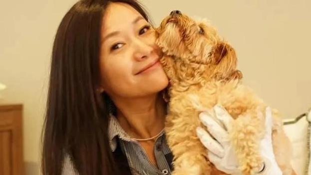 50岁徐静蕾：定居美国，恋爱15年未婚未育，长相似少女生活好惬意