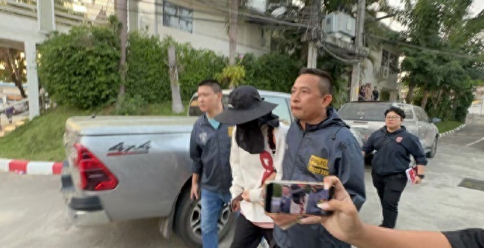 想想看，明星嘛，走到哪儿都自带关注度，何况还是出了点状况的明星。这消息一放出来，网上吃瓜群众还不炸锅