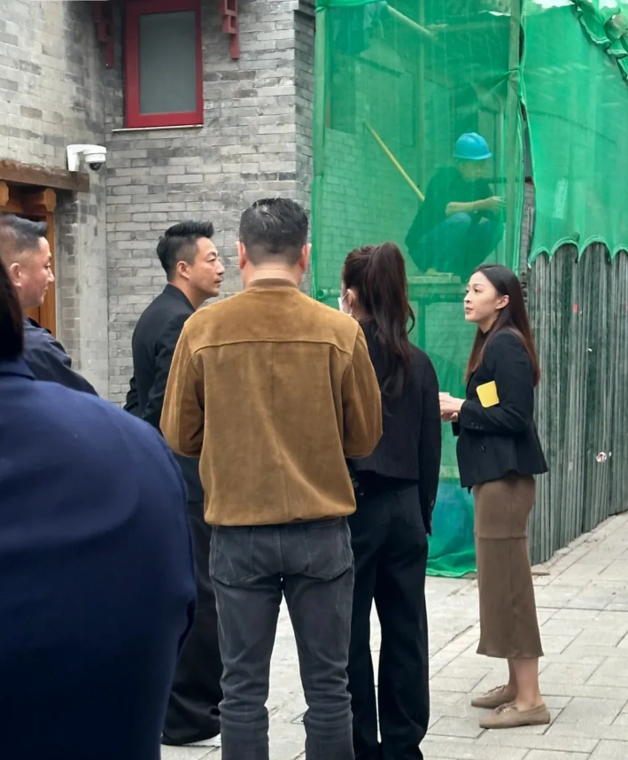 前门偶遇汪小菲，本人瘦瘦高高的穿西装挺板正的，挺有商务精英范儿的。
他老婆身材很