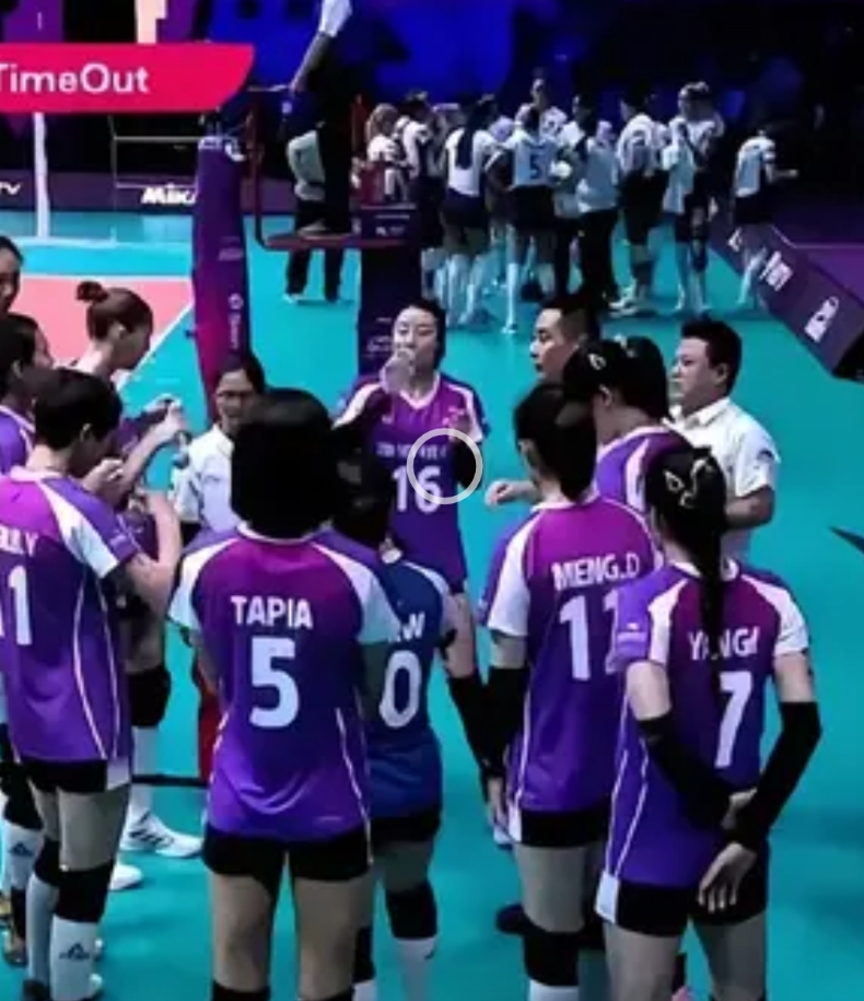 随着明年世界排球各大赛事的临近，而中国女排主教练迟迟空缺，强烈建议排管中心主任赖