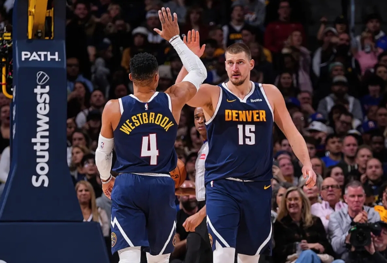 威少：约老师，你这27分13板10助三双数据拿得如砍瓜切菜啊！
约基奇：76人成