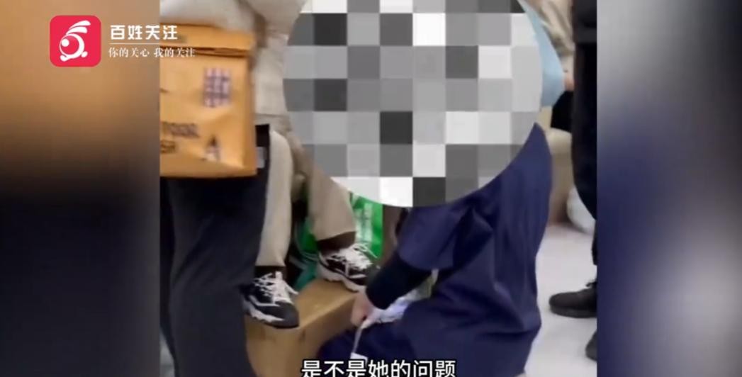 气炸了！上海小护士给病人拔针，出了点血，竟然被逼下跪？！这帮人是人吗？



简