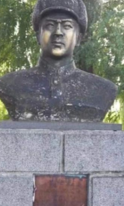为了不暴露目标，邱少云任凭火焰燃烧自己的身体，牺牲时年仅26岁

1952年初，