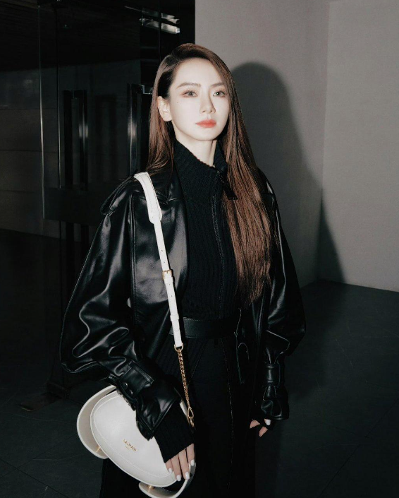 戚薇超A气场全开，黑白配穿搭简约又时尚，挎包点缀更显精致品味。

戚薇以一身黑白