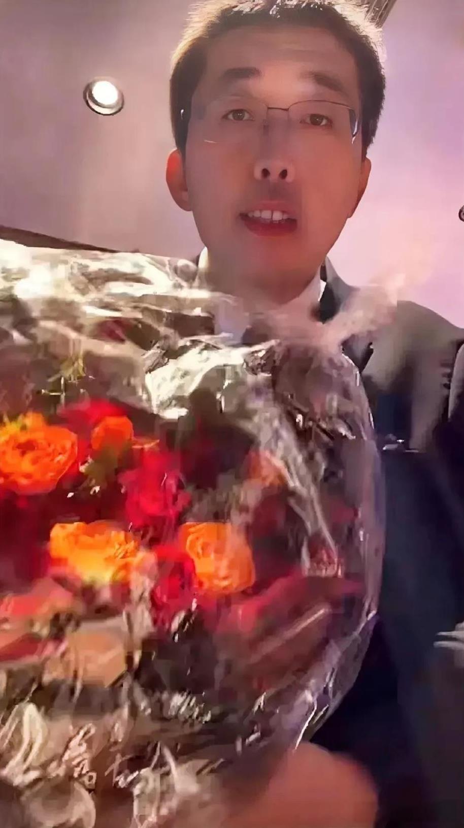 笑不活啦！小井，山东汉子的浪漫伤不起！
小井收到了花束，他的山东老乡送的。
小井