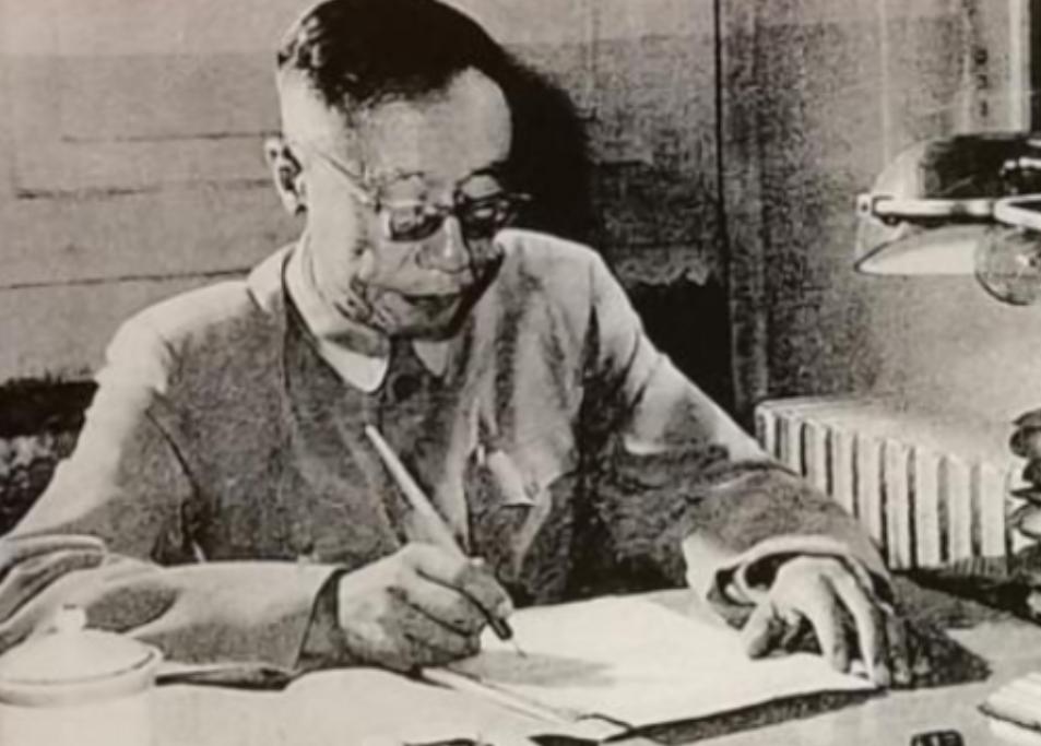 1963年，溥仪在北京街道闲逛，看到一烧饼摊，于是便买了一个，没想到刚吃了一口，