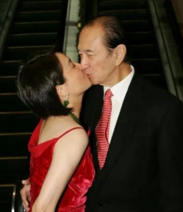 1986年，65岁的何鸿燊对26岁的梁安琪说:“只要你愿意做我的四太太，我每个月