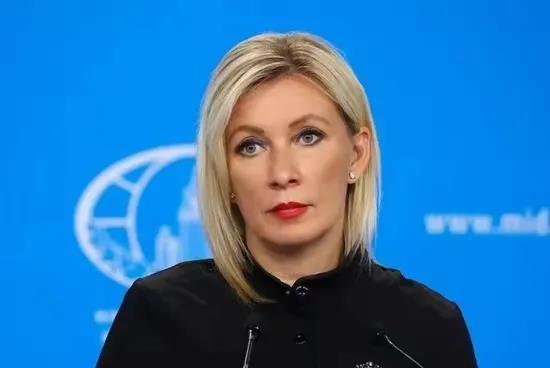 不惯着！扎哈罗娃表态了！
就在昨天，2月25日，乌克兰总统泽连斯基在接受采访时表